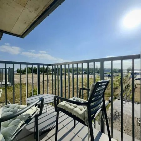 Lakeside Bliss - Cozy Retreat Just 500m From The Baltic Sea 아파트 *