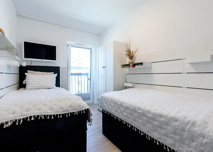 Lakeside Bliss - Cozy Retreat Just 500m From The Baltic Sea *